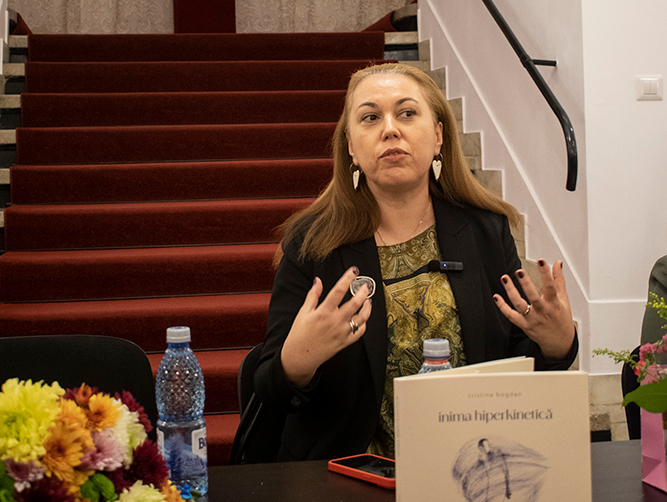 FOTO: Cristina Bogdan şi-a lansat la Galaţi volumul de poezie „inima hiperkinetică”