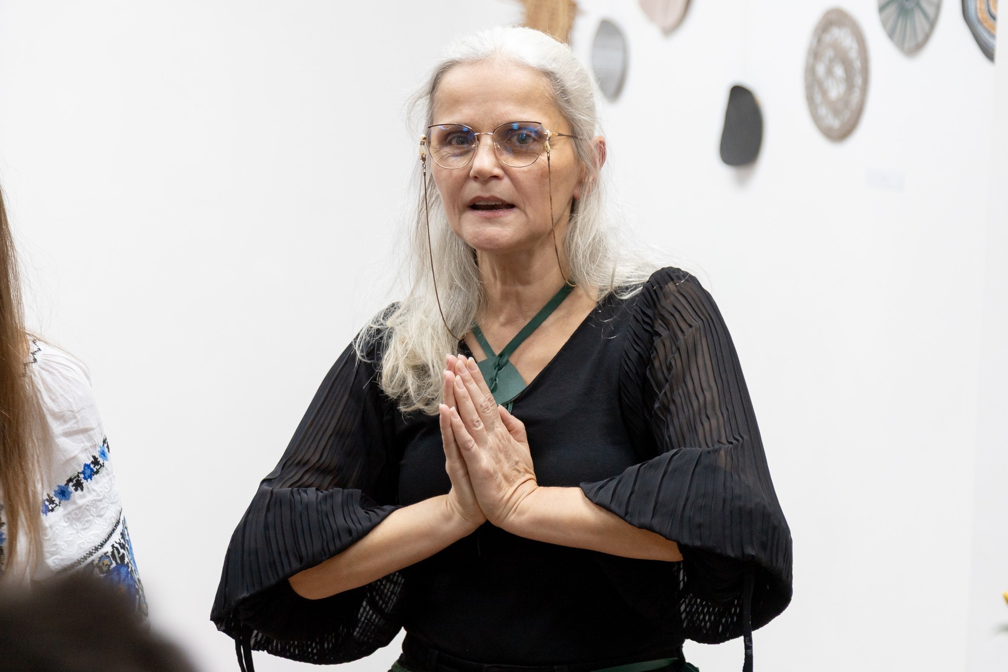 FOTO: „Vatra FăDorului” – Expoziţia personală a artistei Sorina Fădor Vădeanu