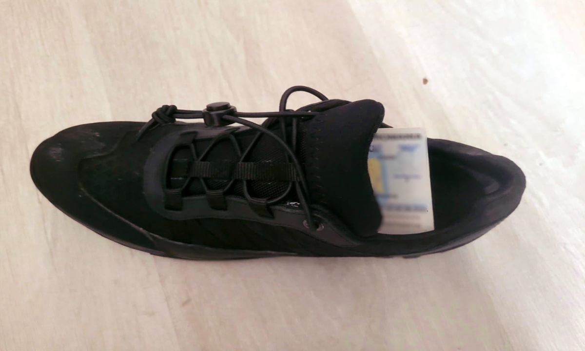 Carte de identitate falsă ascunsă în... pantof!