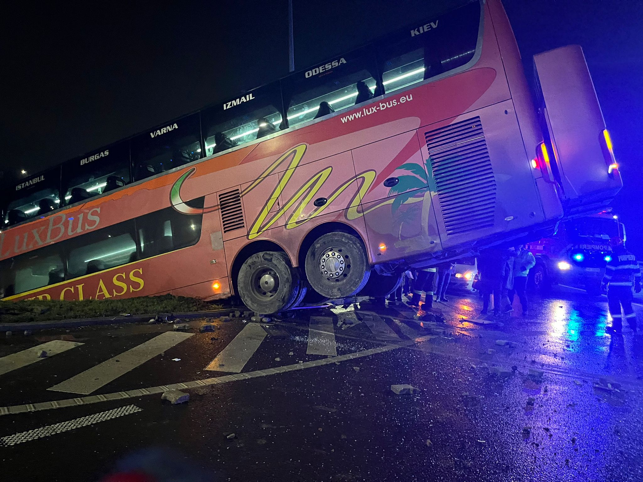 VIDEO: Plan Roşu activat. Autocar cu pasageri răsturnat la Brăila