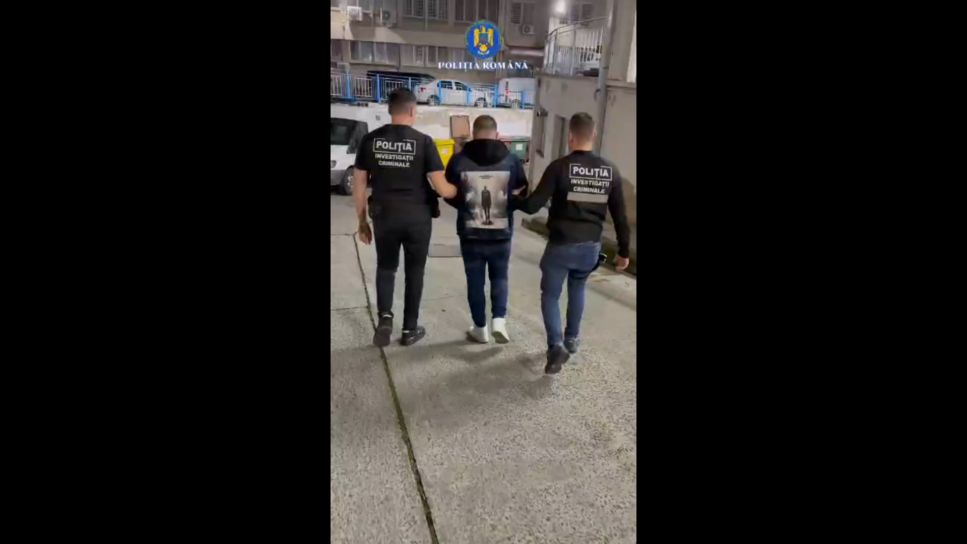 VIDEO: A agresat sexual două angajate ale unei săli de jocuri şi a distrus şi un aparat de joc