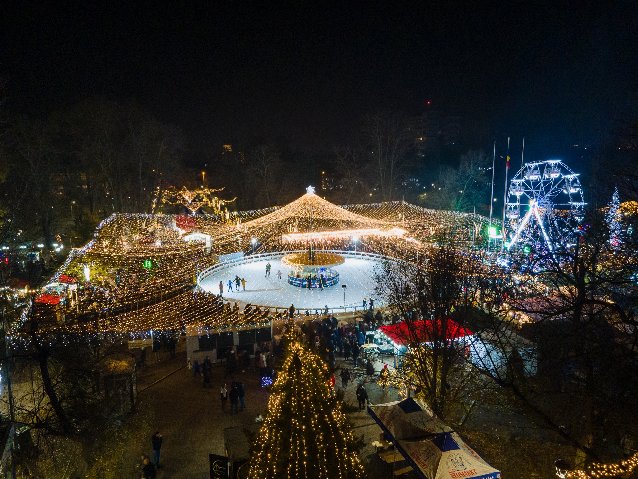 Tărâmul lui Moş Crăciun de la Galaţi îşi deschide porţile! Programul concertelor din Grădina Publică