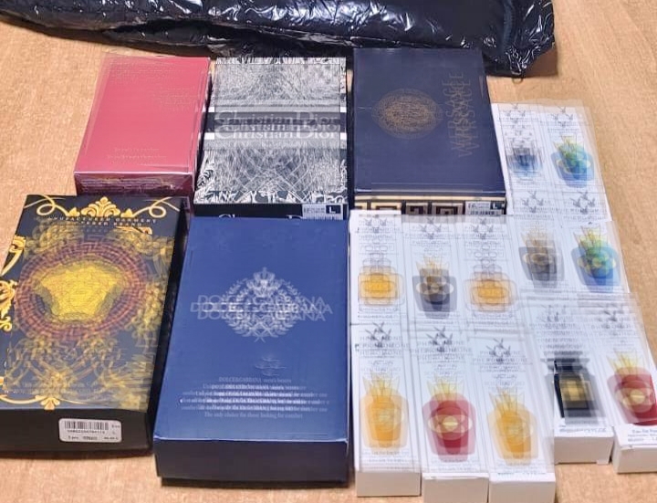 FOTO: Haine şi parfumuri „fake” descoperite în trafic la Galaţi