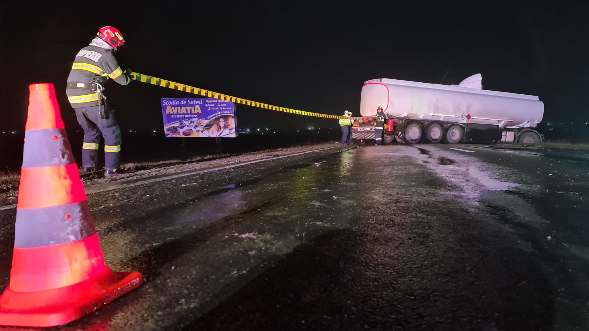 Galați: Accident între o cisternă cu 25 de tone de motorină și o mașină