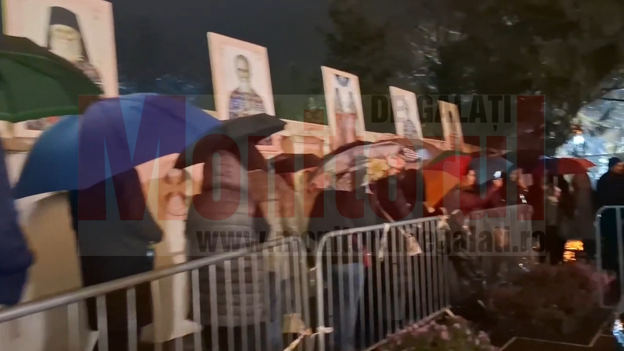 Pelerinaj impresionant la Galați: În ploaie, sute de credincioși se roagă pentru pace și sănătate (VIDEO)