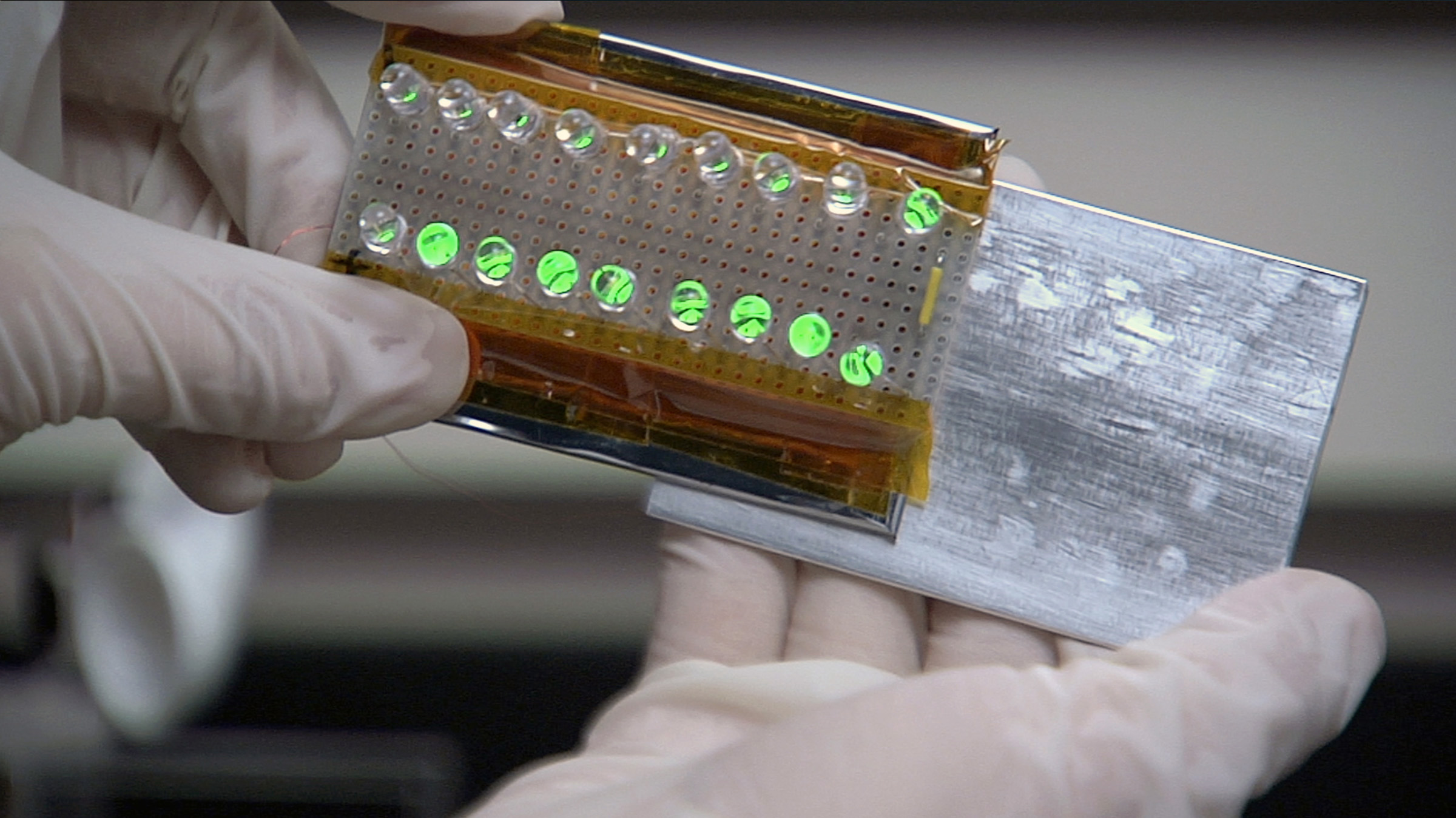 Un nou tip de generator pe bază de apă şi siliciu promite dispozitive fără baterii