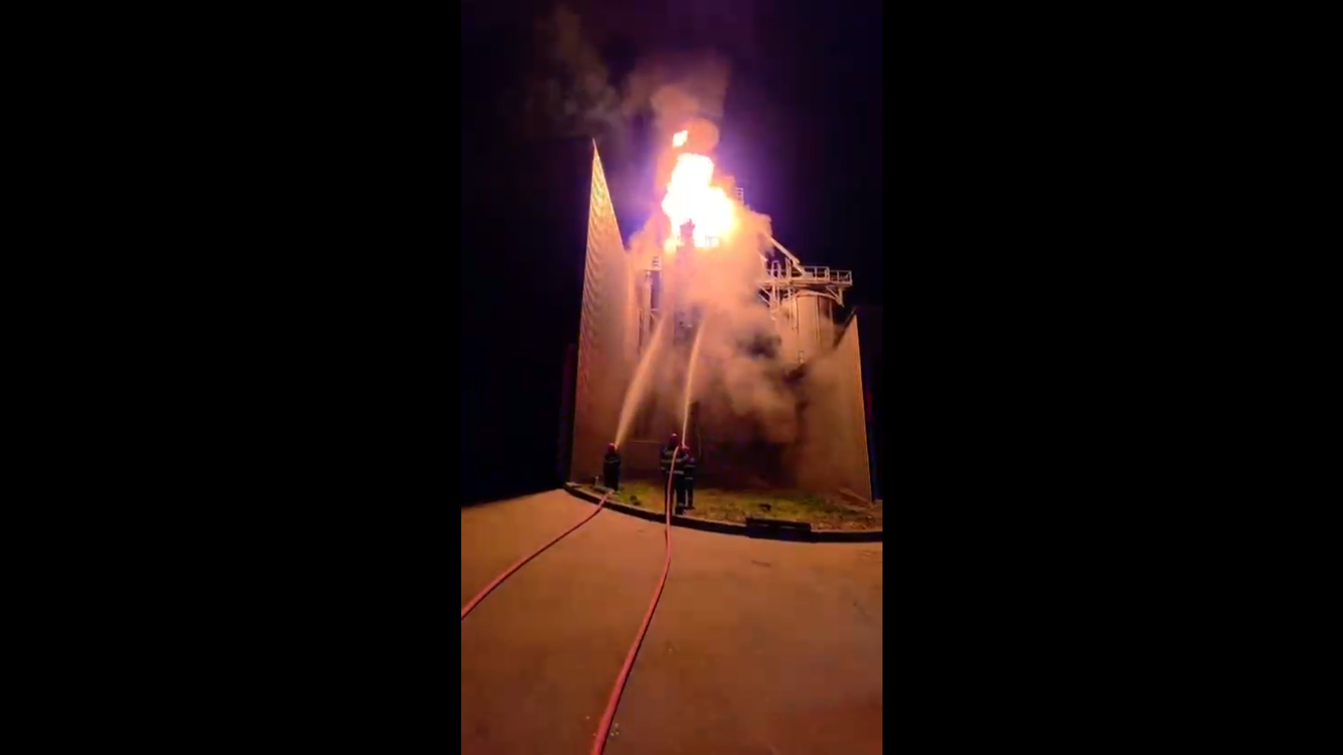 VIDEO: Incendiu uriaş la un uscător de cereale din judeţul Tulcea. Pompierii s-au luptat 6 ore cu flăcările