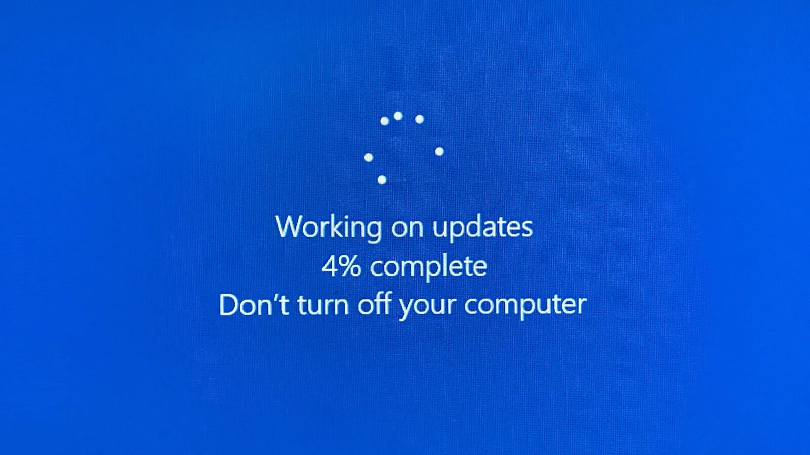 Noua actualizare pentru Windows 11 provoacă flash-uri albe în modul întunecat, spre frustrarea utilizatorilor