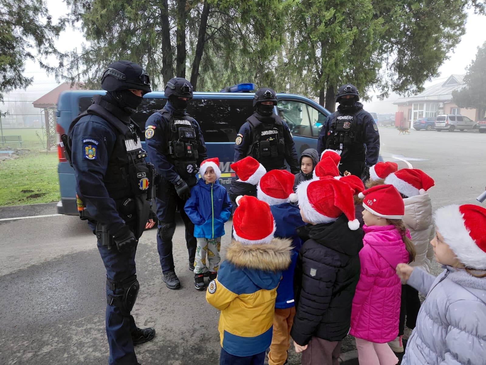 FOTO: Magia Crăciunului a ajuns în cazarma jandarmilor gălăţeni