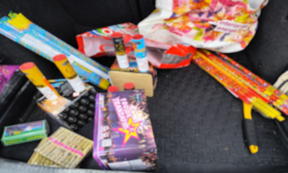 Poliţiştii de frontieră gălăţeni au descoperit şi confiscat zeci de cutii cu articole pirotehnice fără autorizaţie