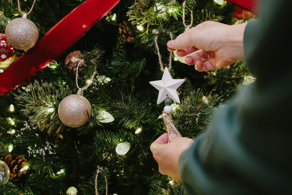 Concurs de împodobit brazi, pentru şcoli, la Târgul de Crăciun din Galaţi