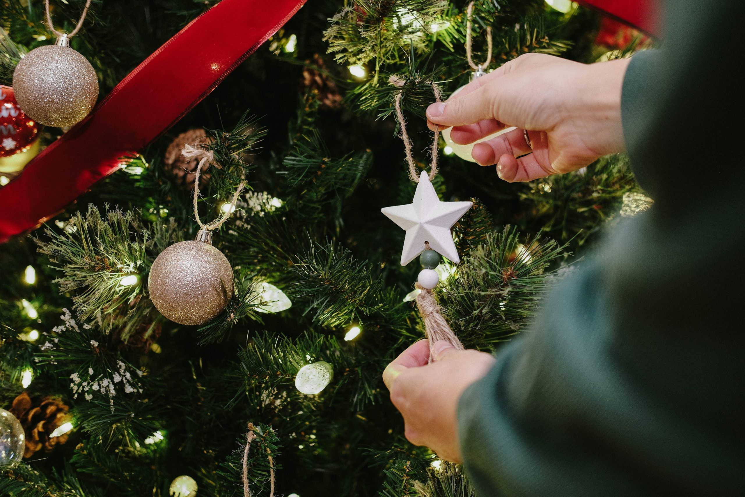 Concurs de împodobit brazi, pentru şcoli, la Târgul de Crăciun din Galaţi