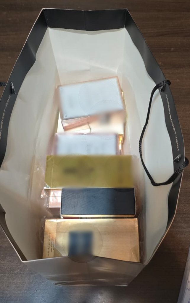 Parfumuri contrafăcute vândute în parcare la mall