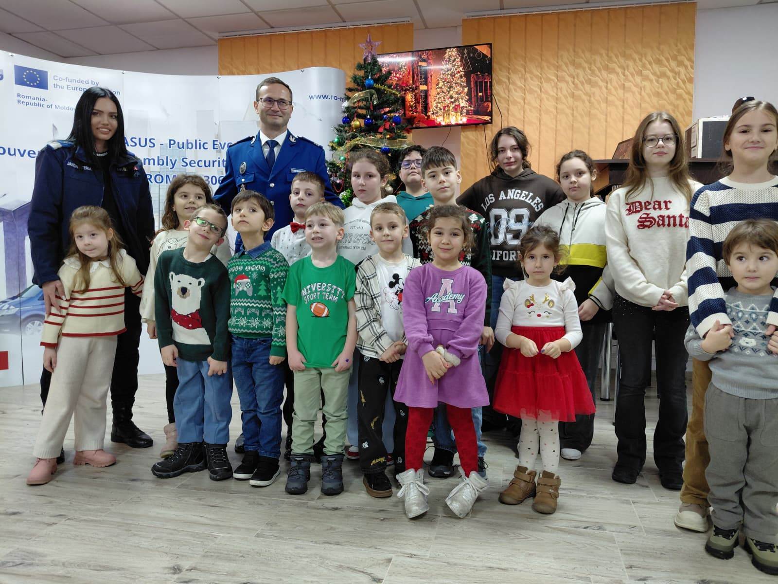 Galaţi: Bradul care le spune „mulţumesc” părinţilor jandarmi aflaţi la muncă (FOTO)