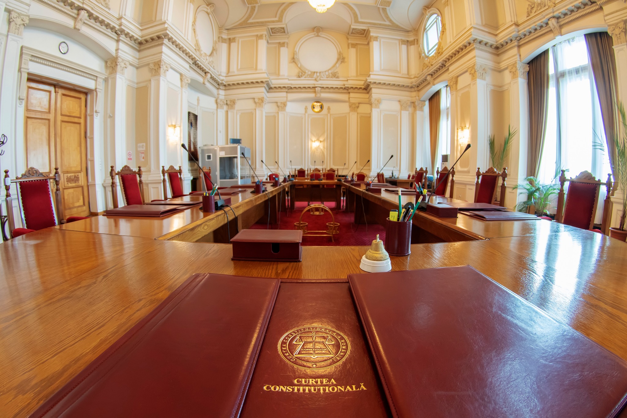 Decizia Curţii Constituţionale privind pensiile speciale ale magistraţilor este amânată din nou