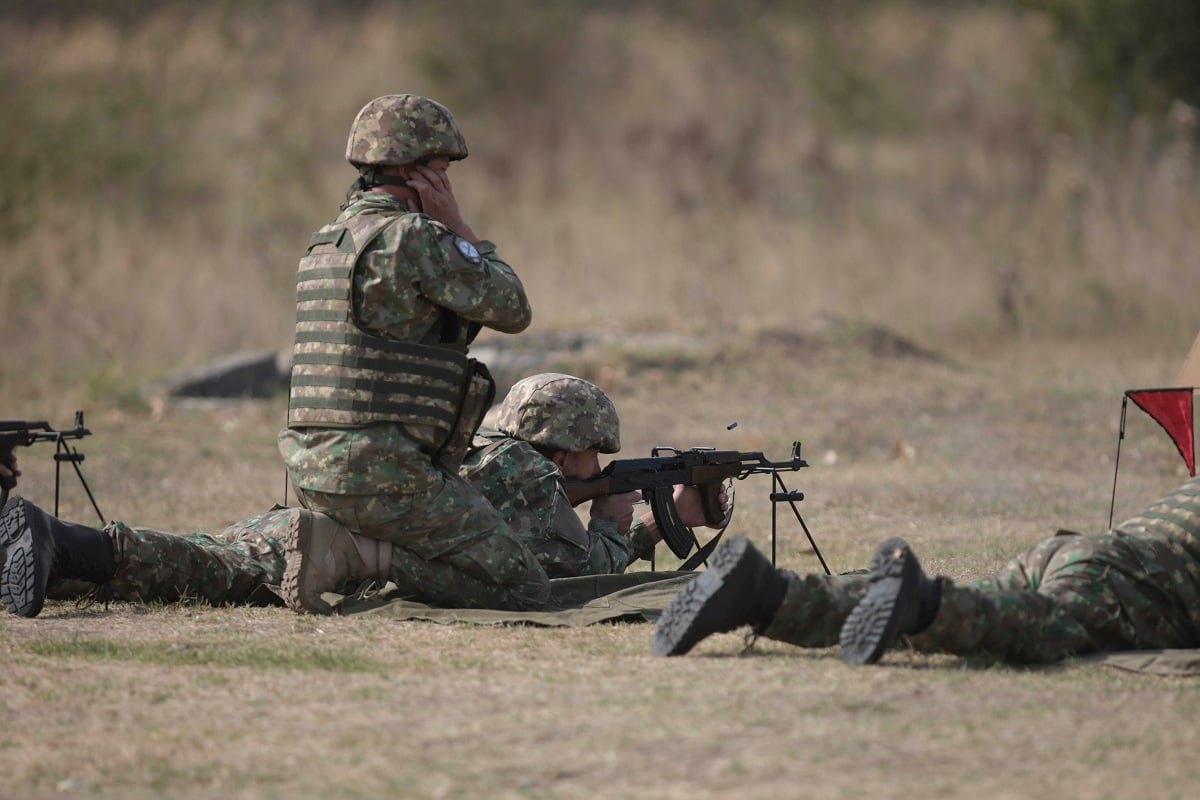 Funcţionarii publici ar putea primi 6.000 de euro pentru un stagiu militar voluntar