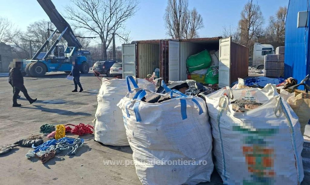 Containere încărcate cu aproximativ 40 tone deşeuri, depistate în Portul Constanţa