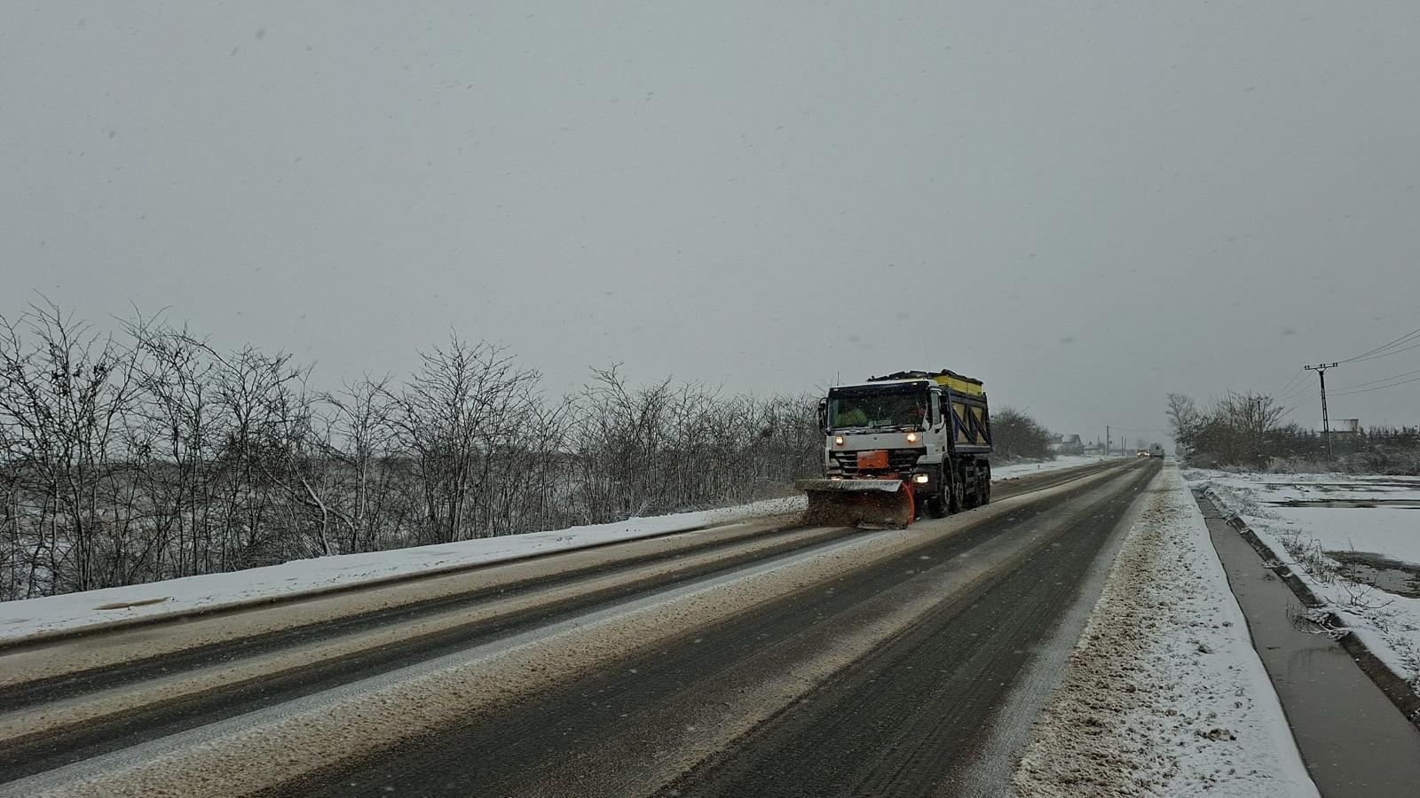 Galaţi: Utilajele acţionează pe drumurile judeţene pentru a preveni poleiul