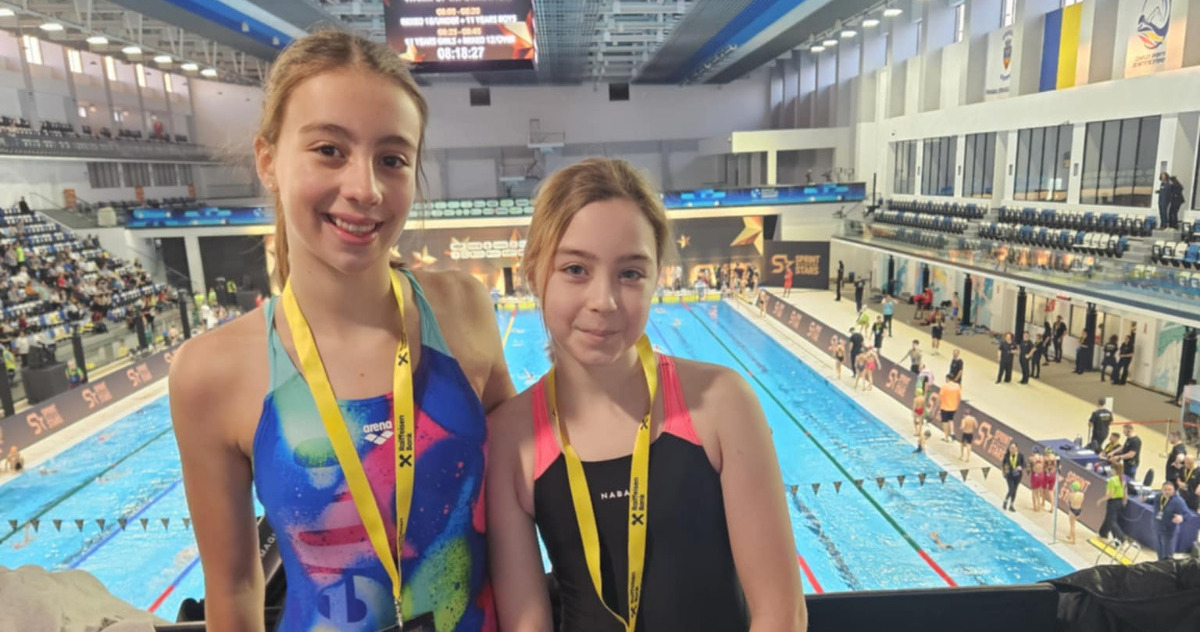 Gălăţencele Eva Maria Penciu şi Ioana Răileanu au înotat alături de campionul olimpic şi mondial David Popovici