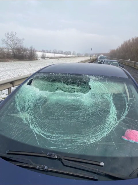 Gheaţă desprinsă de pe o autoutilitară, trecută prin parbrizul unei maşini