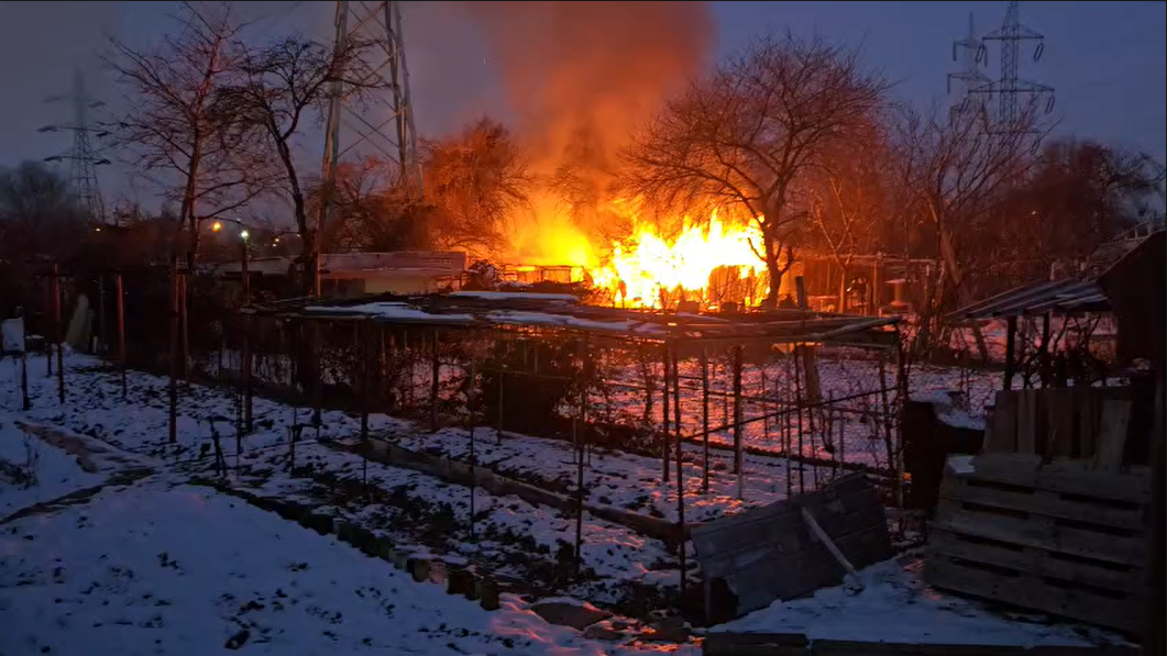 Galaţi: Şi-au dat foc la baracă încercând să se încălzească - VIDEO