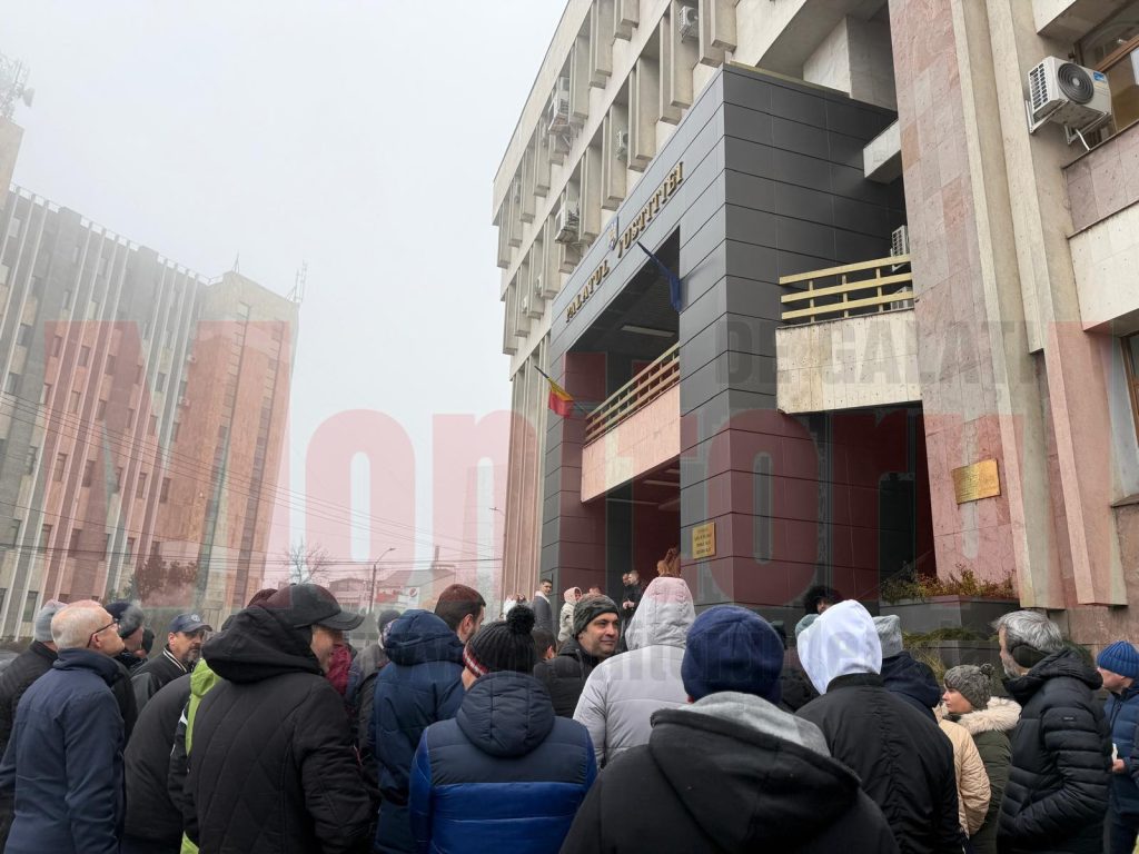 Siderurgiştii de la Liberty Galaţi pichetează Tribunal Galaţi