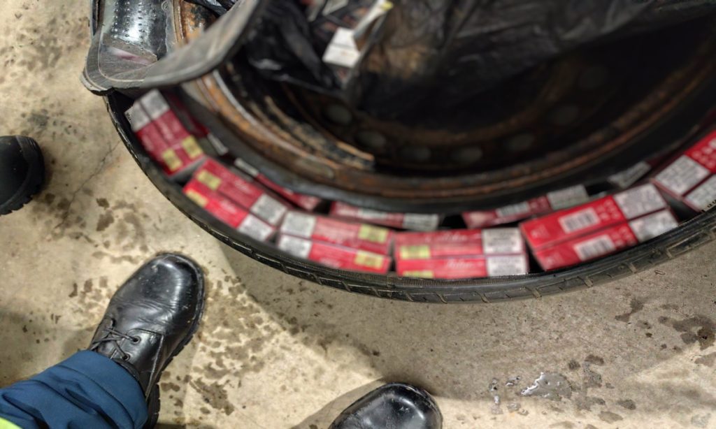 Ţigări ascunse în roata de rezervă descoperite în PTF Galaţi–Rutier