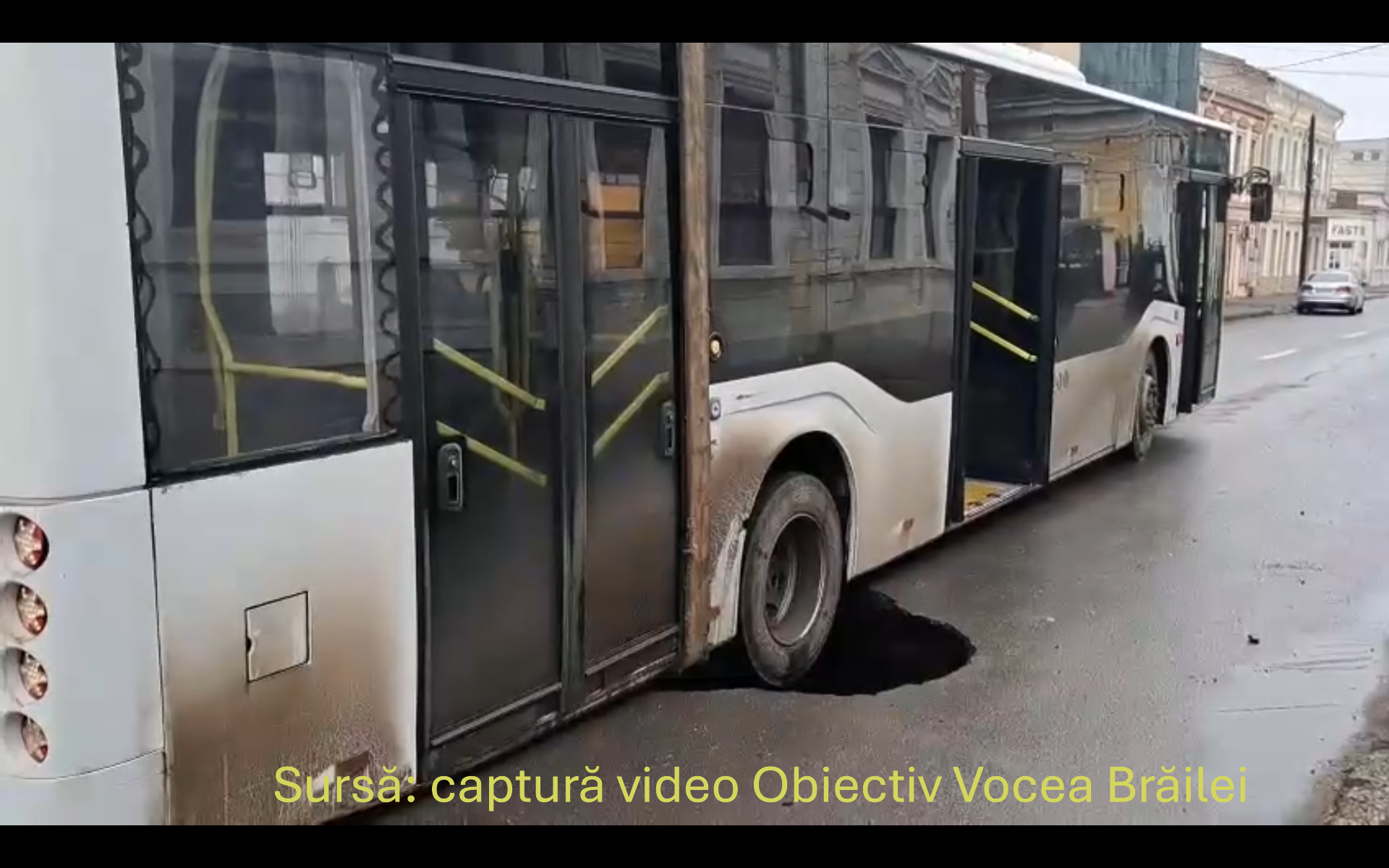 VIDEO: Şoseaua s-a surpat sub autobuz, la Brăila