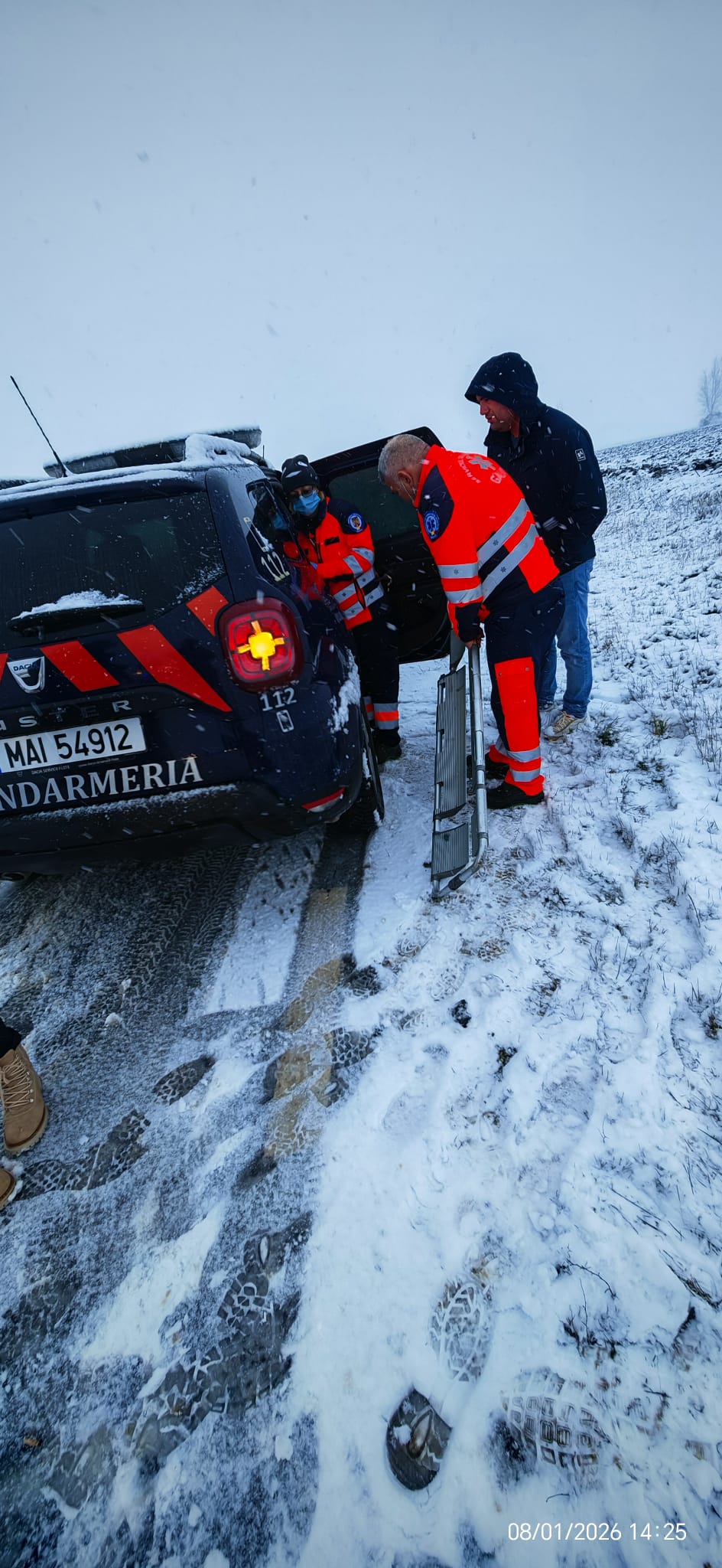 Galaţi: Mamă şi copil, adăpostiţi în maşina jandarmeriei după ce maşina în care se aflau s-a răsturnat - VIDEO