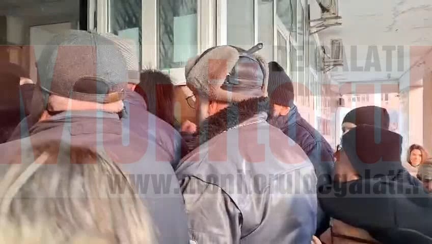 VIDEO: Gălăţenii s-au înghesuit să plătească taxe majorate cu 70% pentru reducerea de 10%