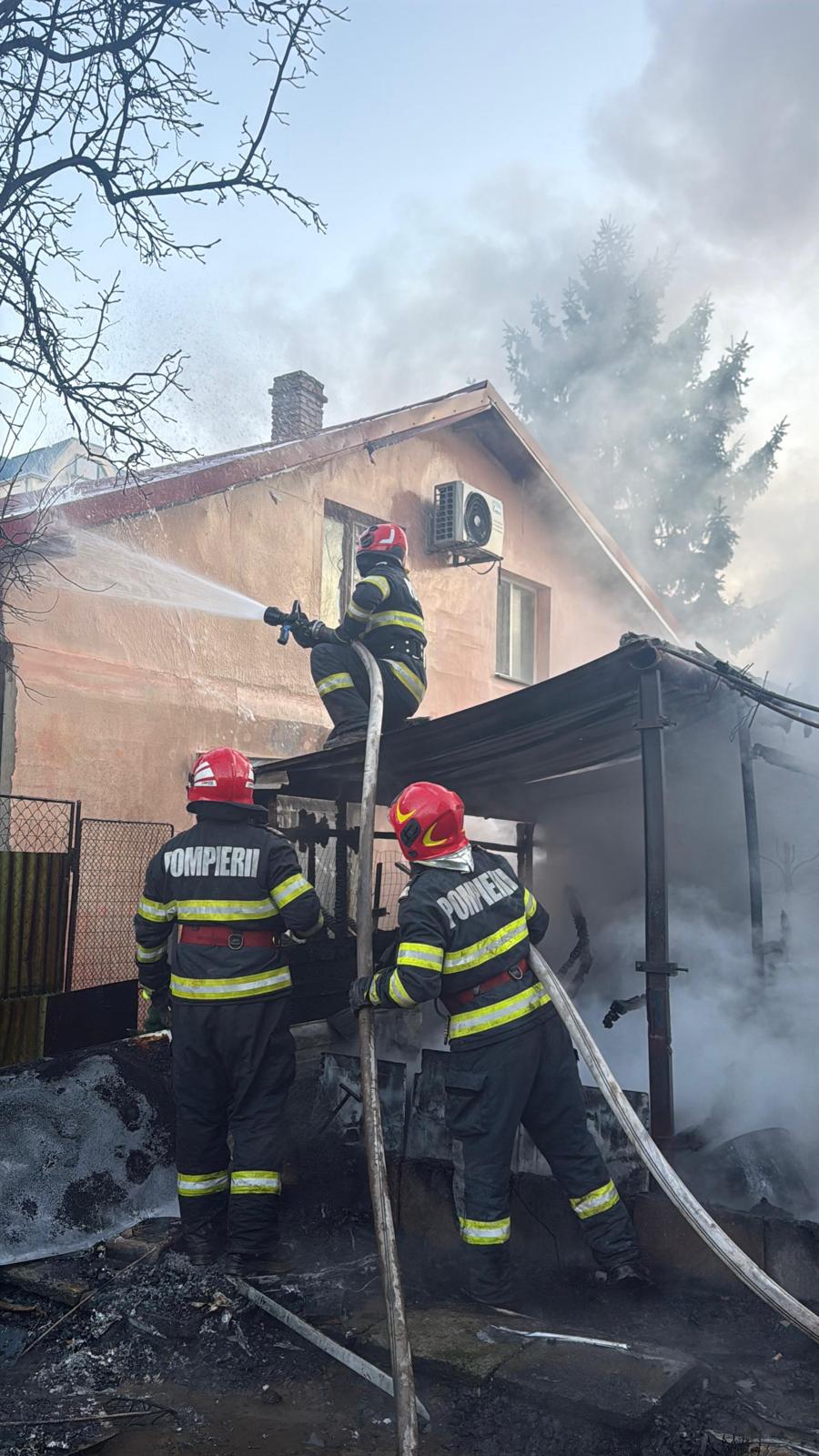 VIDEO: Incendiu violent la o gospodărie din Tulcea