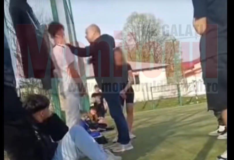 Elev bătut şi umilit de un consilier local din comuna gălăţeană Ţepu