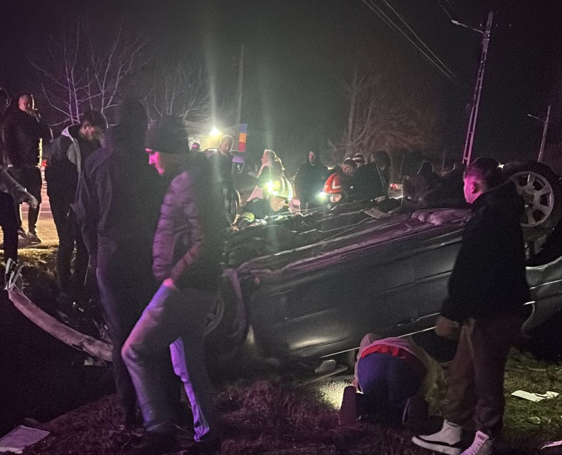Accident grav pe DN 25, la Umbrăreşti: şase persoane rănite, printre care şi copii