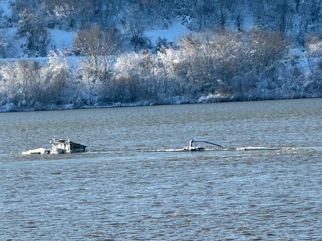 O barjă cu peste 1.000 de tone de azot s-a scufundat în Dunăre