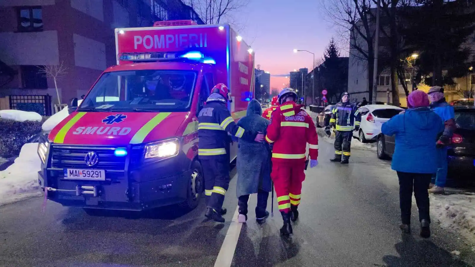 Explozie puternică într-un bloc din Alba: 22 persoane evacuate, două persoane rănite grav