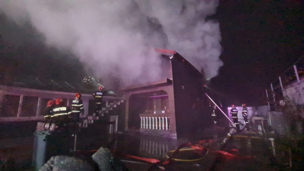 Incendiu izbucnit la o locuinţă din localitatea Pechea