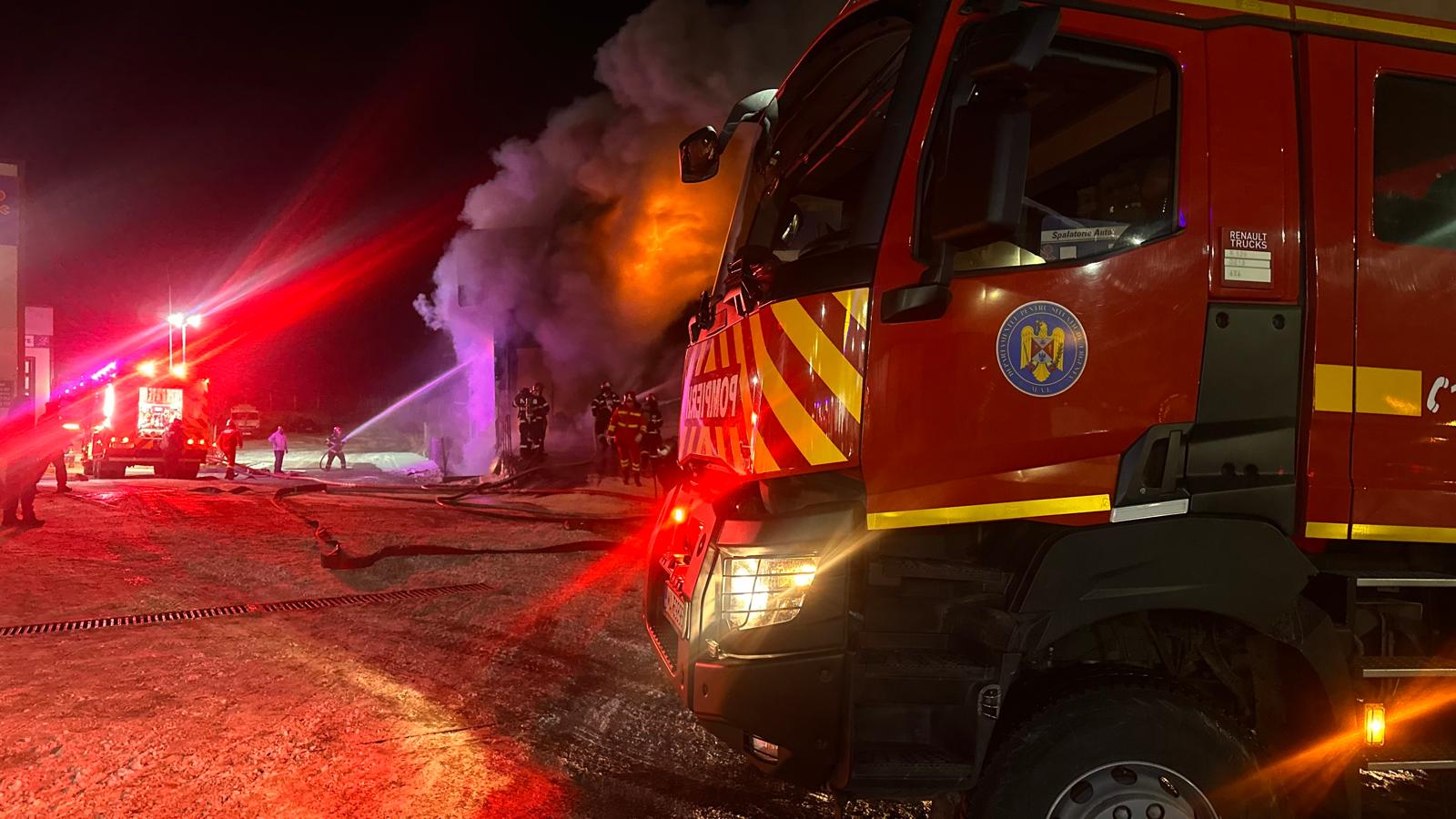 Incendiu puternic la o tinichigerie din Tulcea