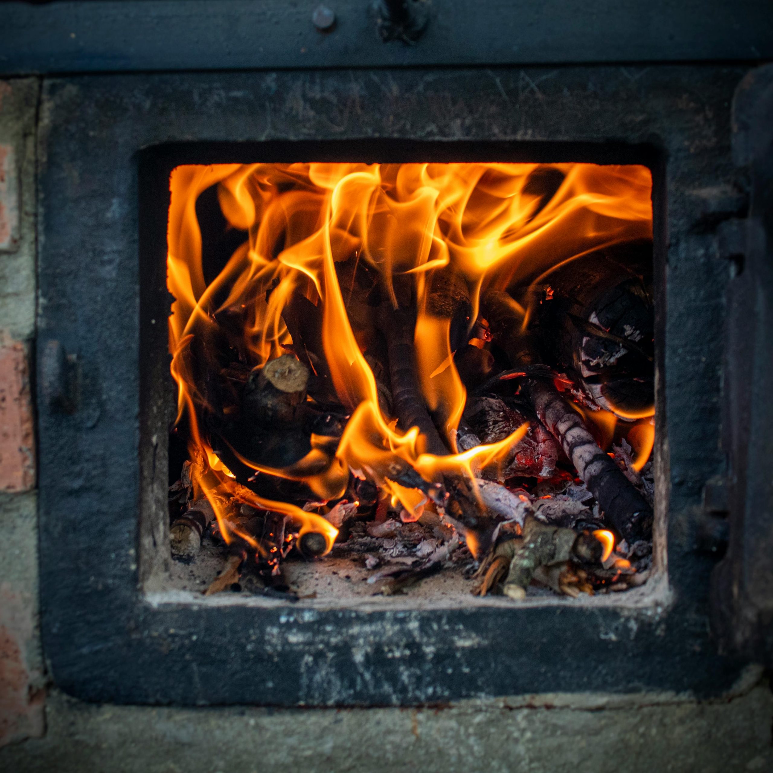 Tragedie în Cudalbi: Un bărbat a suferit arsuri pe 80% din corp după ce a aprins cu benzină focul în sobă