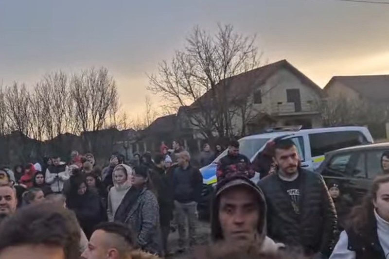 Pe parcursul zilei de duminică, aproape 200 de săteni din Sânmihaiu Român, unde locuieşte bunicul minorului de 13 ani, au protestat, cerând ca şi acest băiat să răspundă penal pentru crima la care a luat parte.