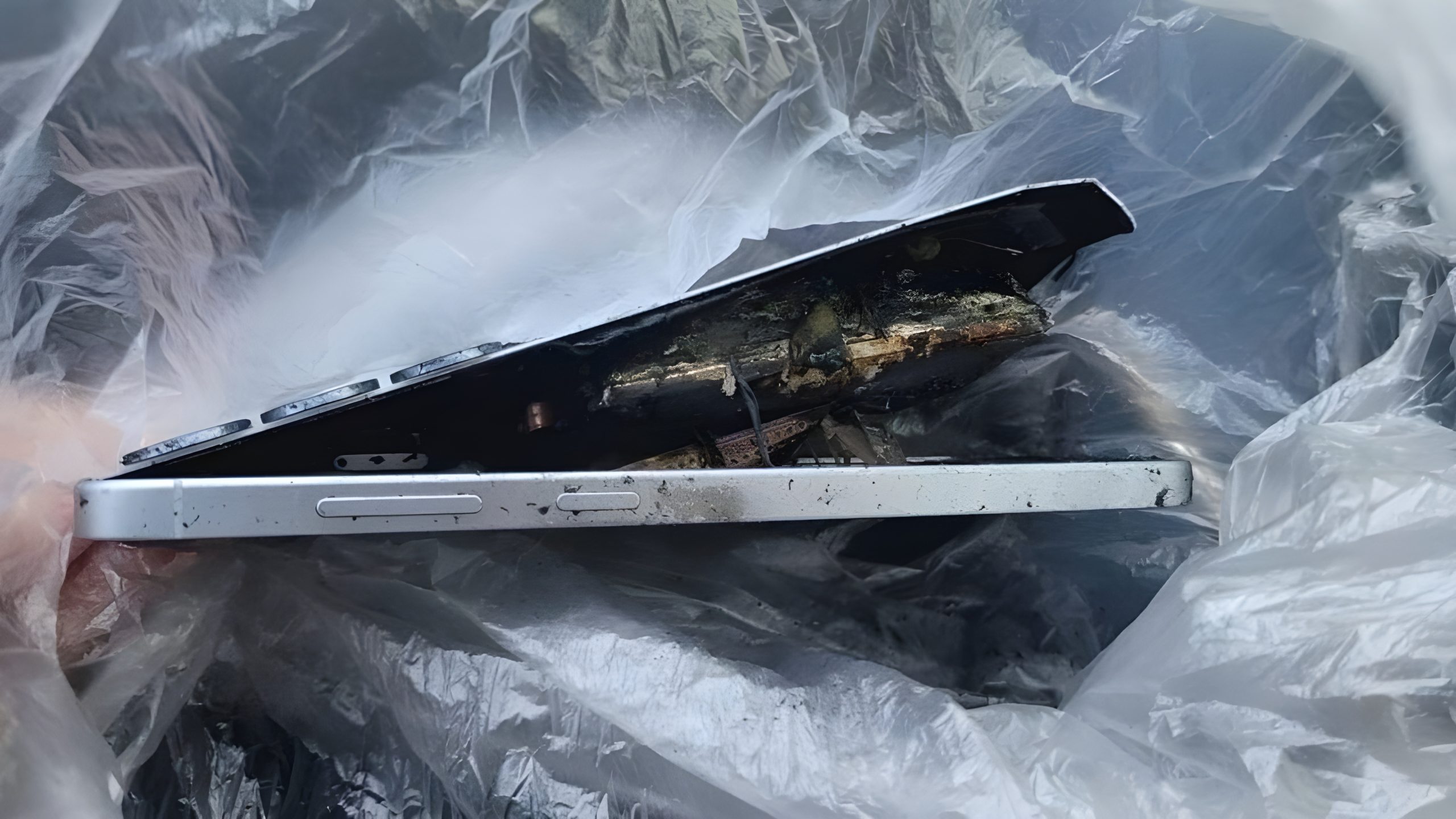 Incident rar: un Galaxy S25 Plus a luat foc în timpul încărcării