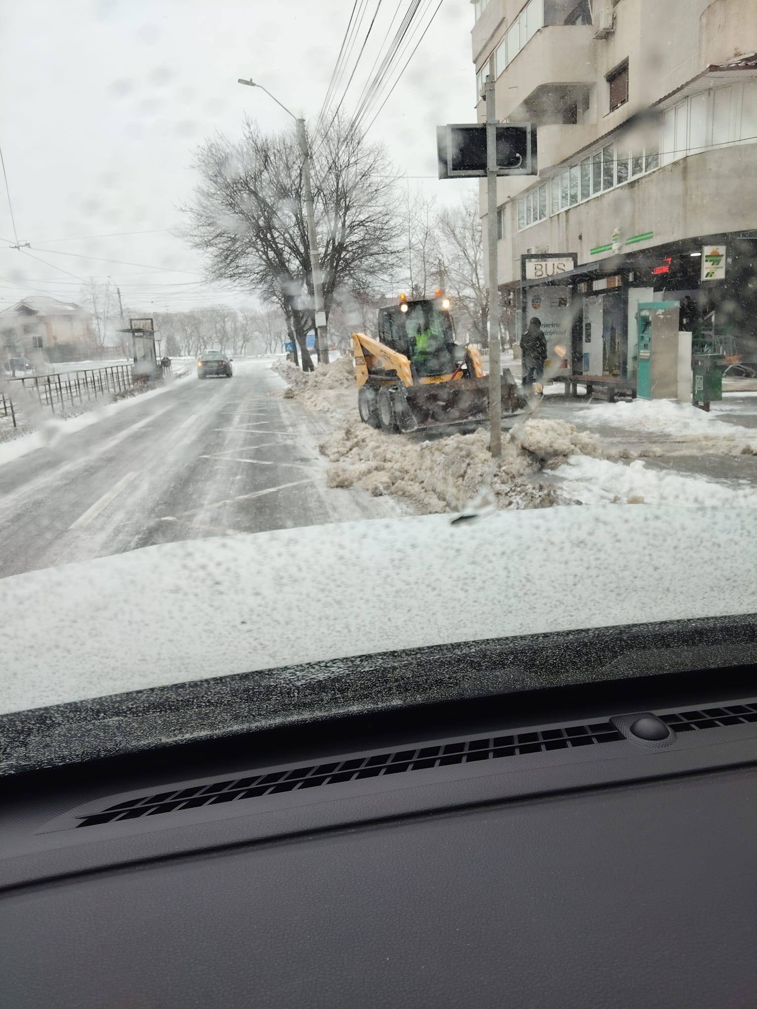 Acţiunile pentru deszăpezire continuă