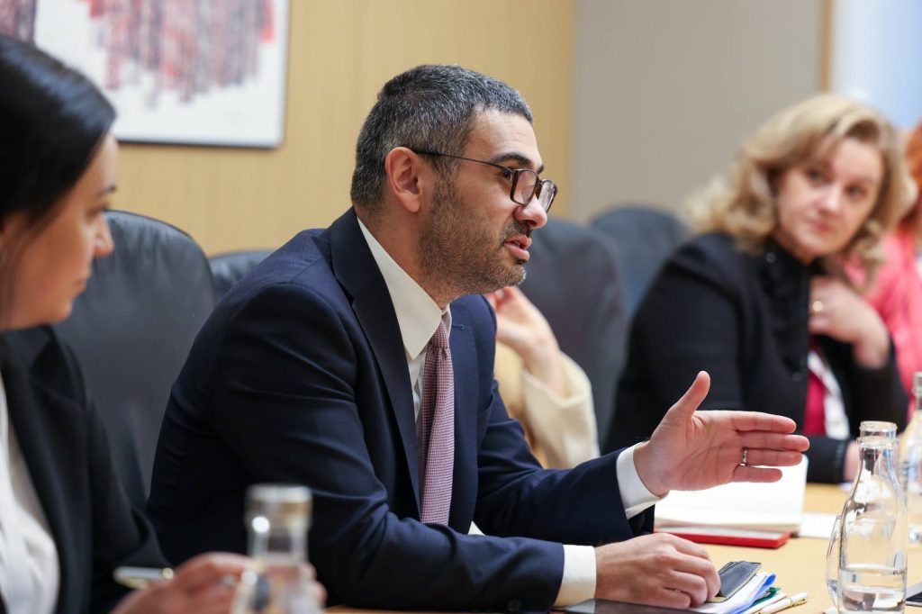 Ministerul Muncii: Peste 5.000 de angajaţi de la Damen Mangalia, Liberty Galaţi şi Romaero Bucureşti beneficiază de protecţie salarială extinsă