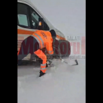 VIDEO: Ambulanţă blocată între Vârlezi şi Măcişeni. UPDATE: Pacientul a fost preluat