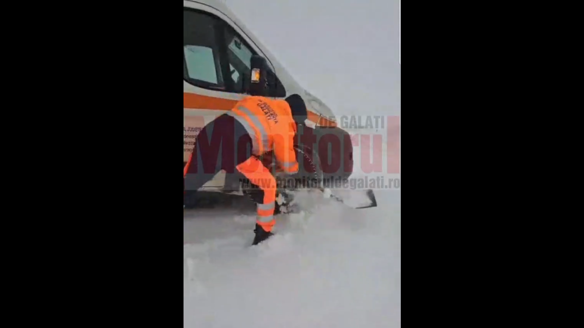 VIDEO: Ambulanţă blocată între Vârlezi şi Măcişeni. UPDATE: Pacientul a fost preluat