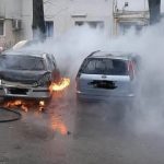 Incendiu puternic în faţa unui bloc din Micro 40: o maşină a luat foc