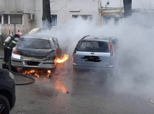 Incendiu puternic în faţa unui bloc din Micro 40