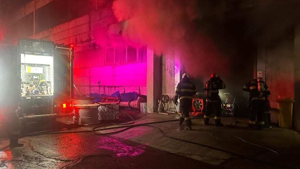 Incendiu izbucnit la o hală în care erau depozitate cabluri electrice, la Tulcea