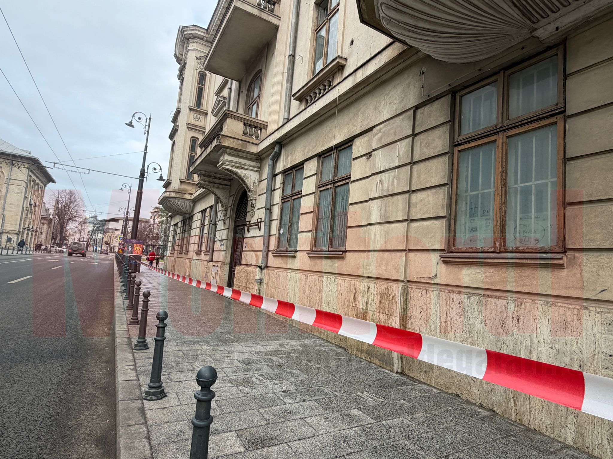 FOTO: Pe la vechea Primărie Galaţi nu se mai trece nici pe trotuar