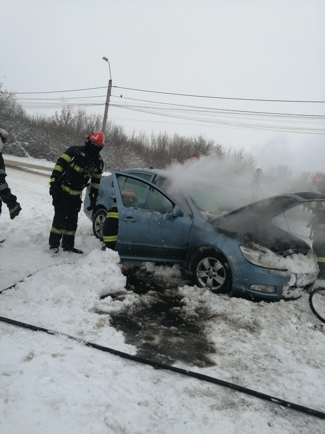 Tecuci: Incendiu la o maşină în parcarea Rompetrol