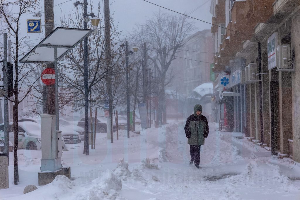 Iarna nu se lasă! Vineri, ninsori şi un nou strat de zăpadă